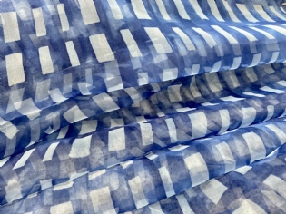 ORGANZA ESTAMPADA GEOMÉTRICA AZUL