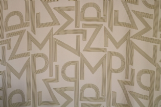 CREPE DE CHINE DE SEDA PURA ESTAMPADO LETRAS ROSÊ