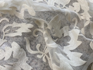 CHIFFON DE SEDA PURA BORDADO OFF WHITE & BEGE (1,35 MT LARGURA)