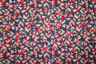 VISCOSE ESTAMPADA GEOMÉTRICA QUEBRA-CABEÇA