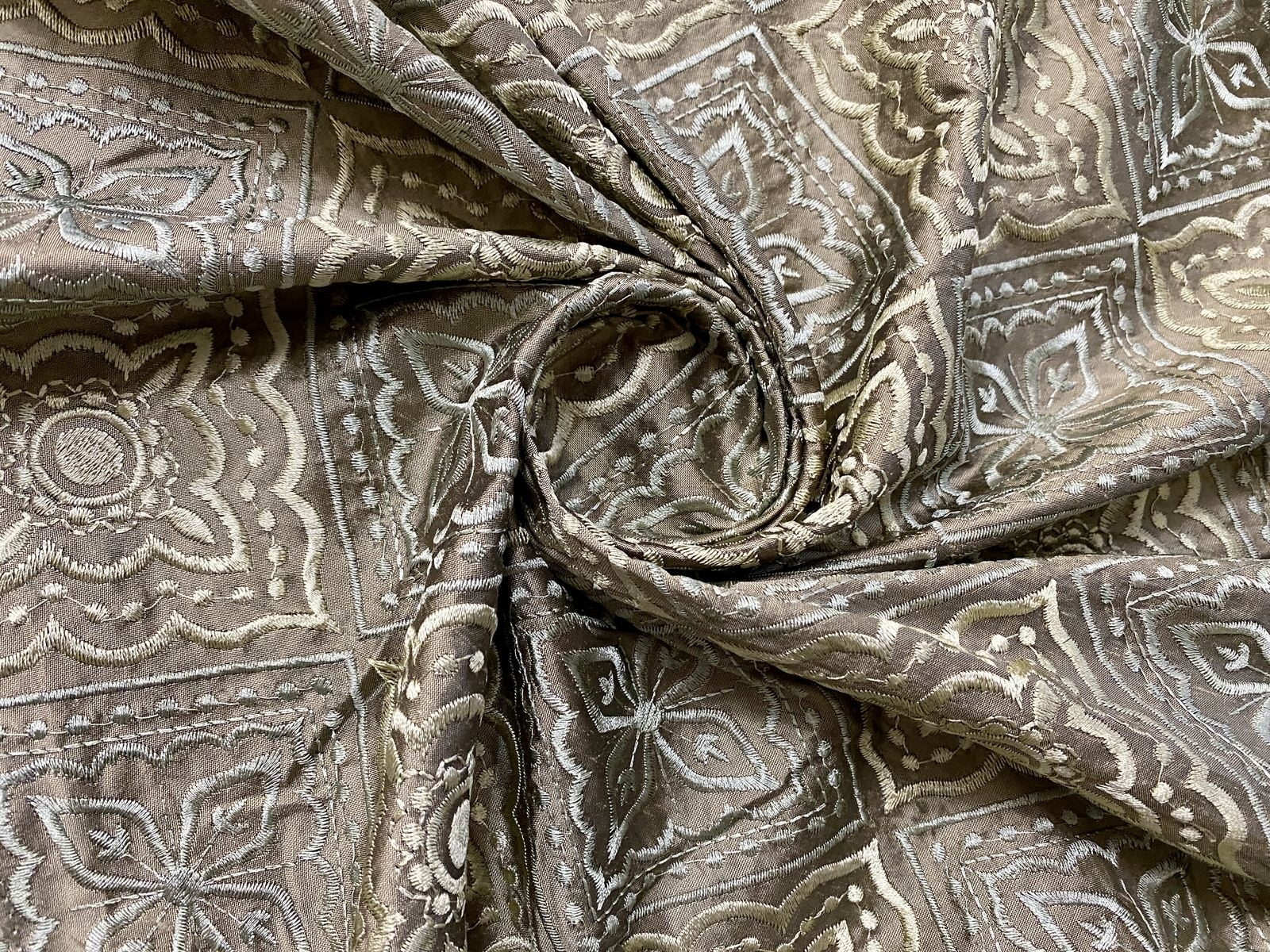 TAFETÁ DE SEDA PURA BORDADO CAQUI