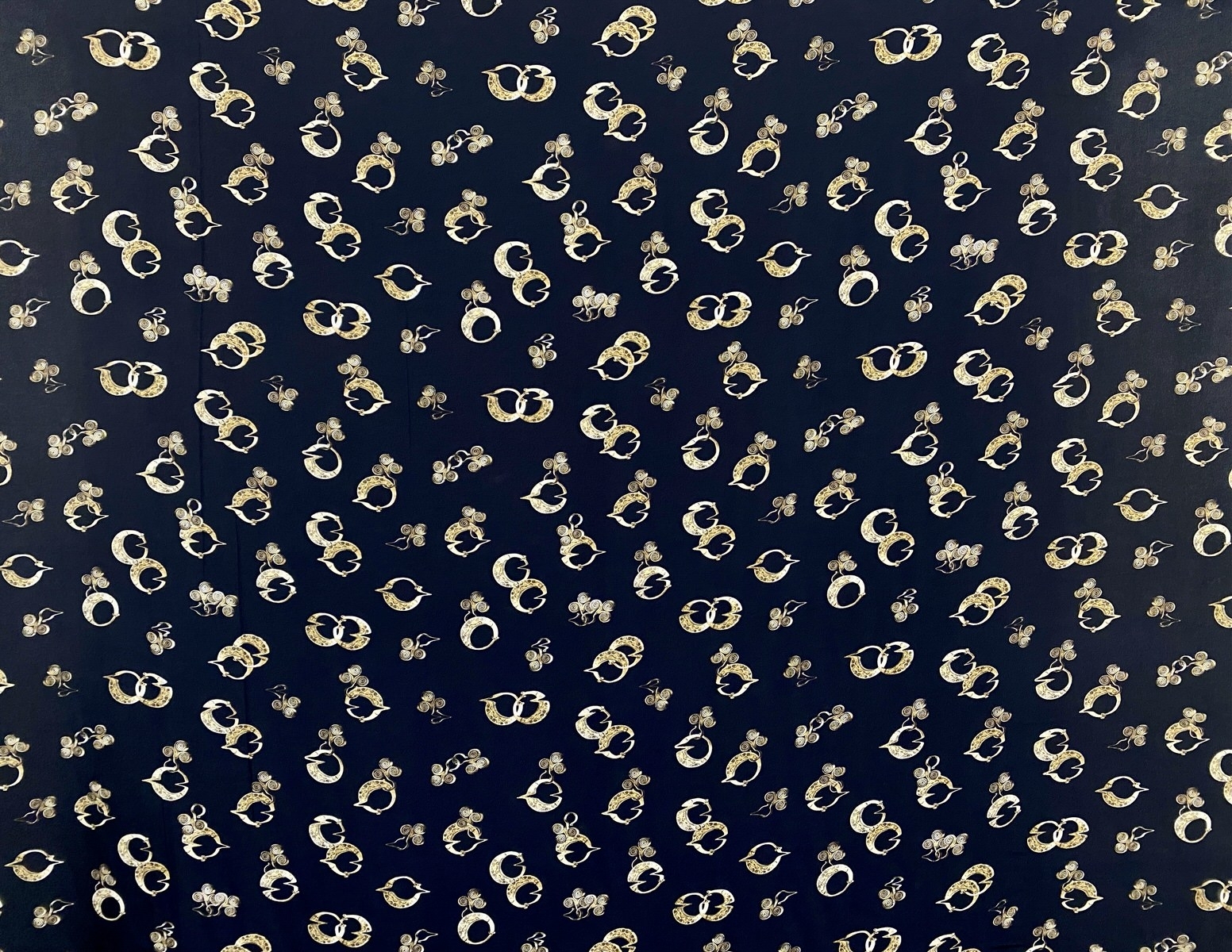 CREPE DE CHINE DE SEDA PURA ESTAMPADO BRASÕES AZUL MARINHO