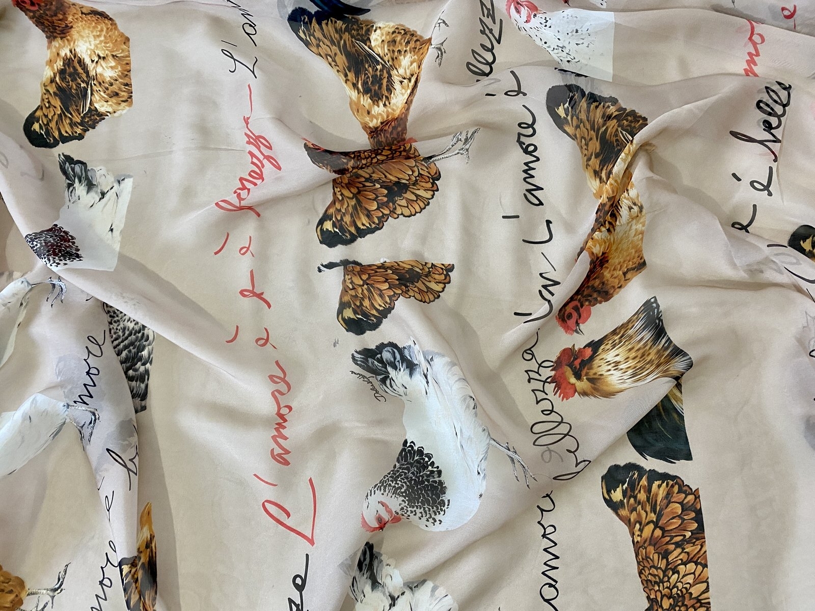 MUSSELINE DE SEDA PURA ESTAMPADO ITALIANO D&G GALINHAS (DEFEITOS - SEM TROCA)