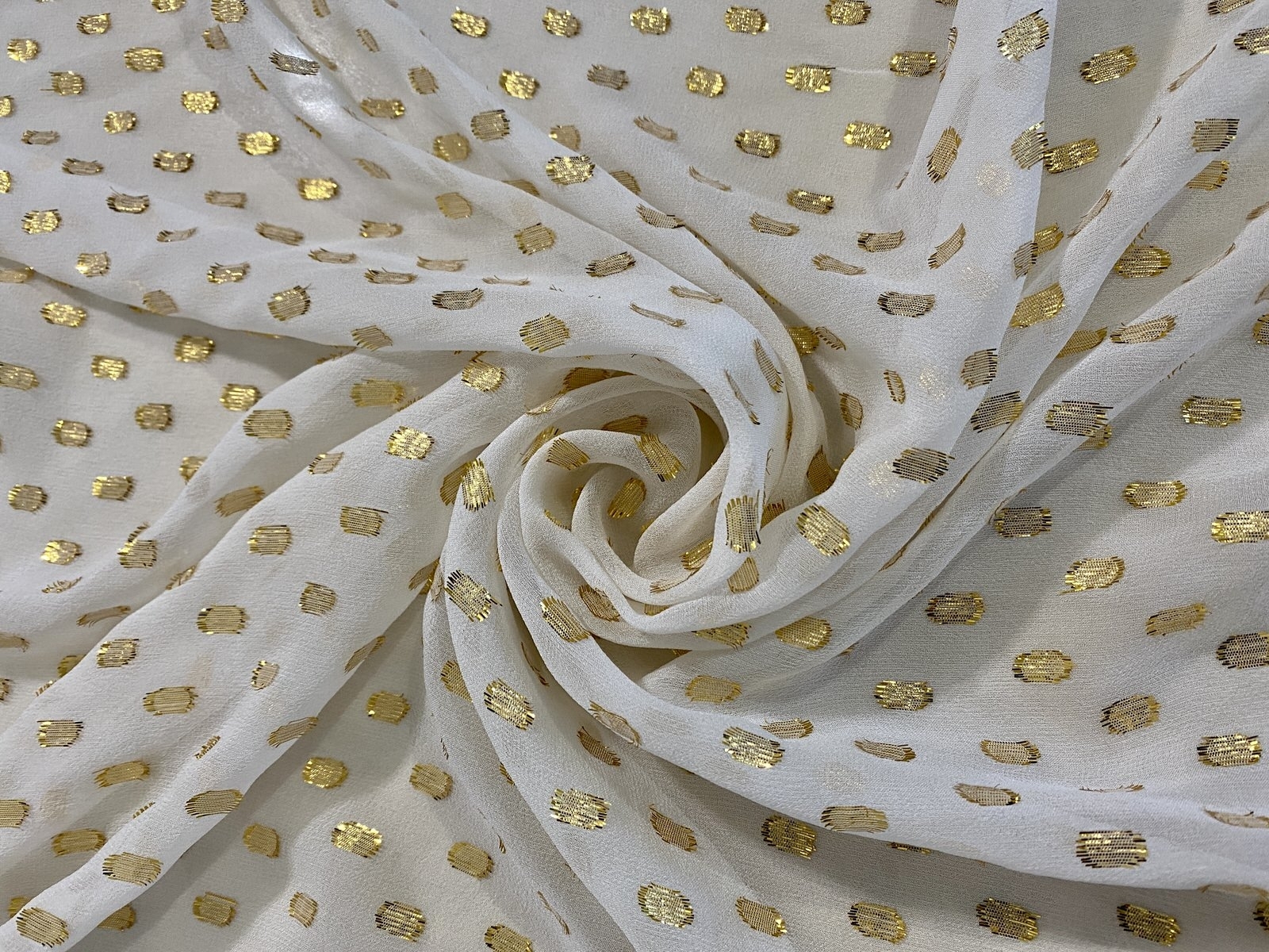 GEORGETTE DE SEDA PURA TRABALHADO POÁS OFF WHITE & DOURADO