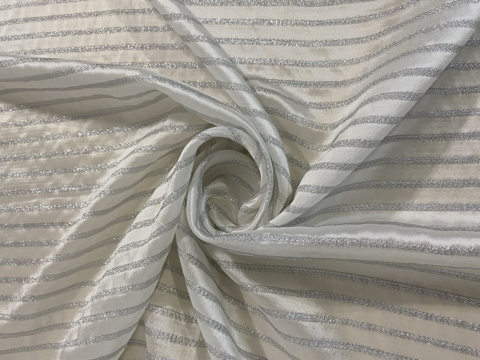 MUSSELINE DE SEDA PURA TRABALHADA LISTADA OFF WHITE & PRATA