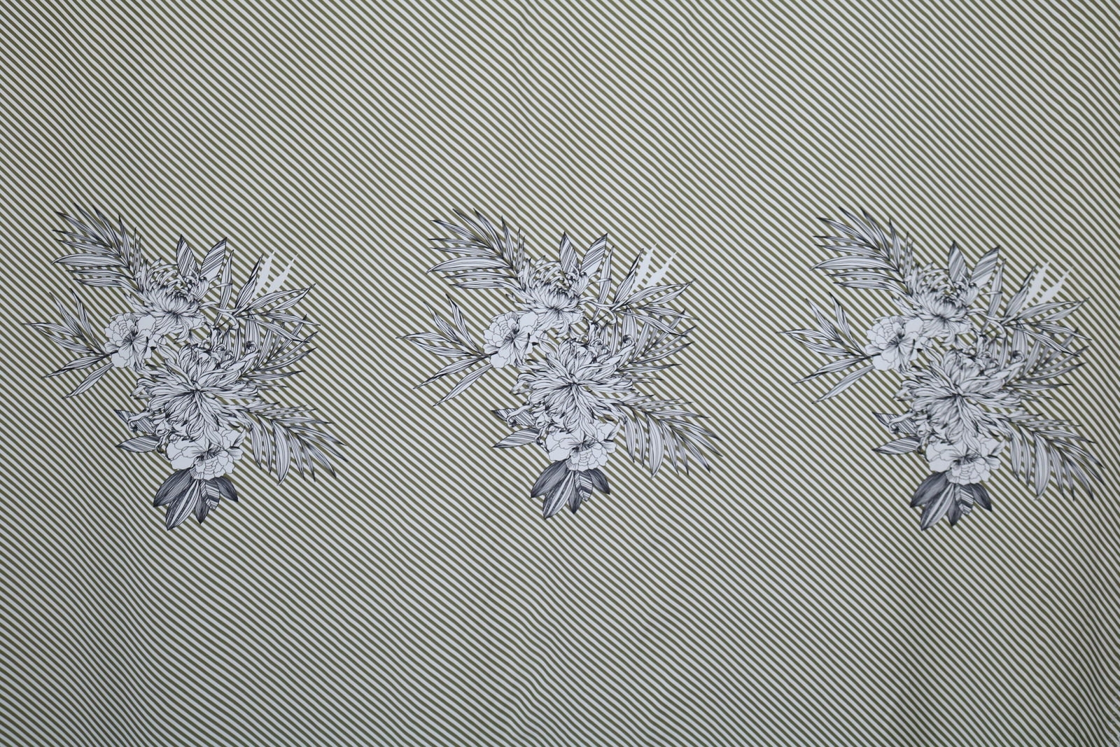 CREPE DE CHINE DE SEDA PURA ESTAMPADO LISTADO DIAGONAL FLORES