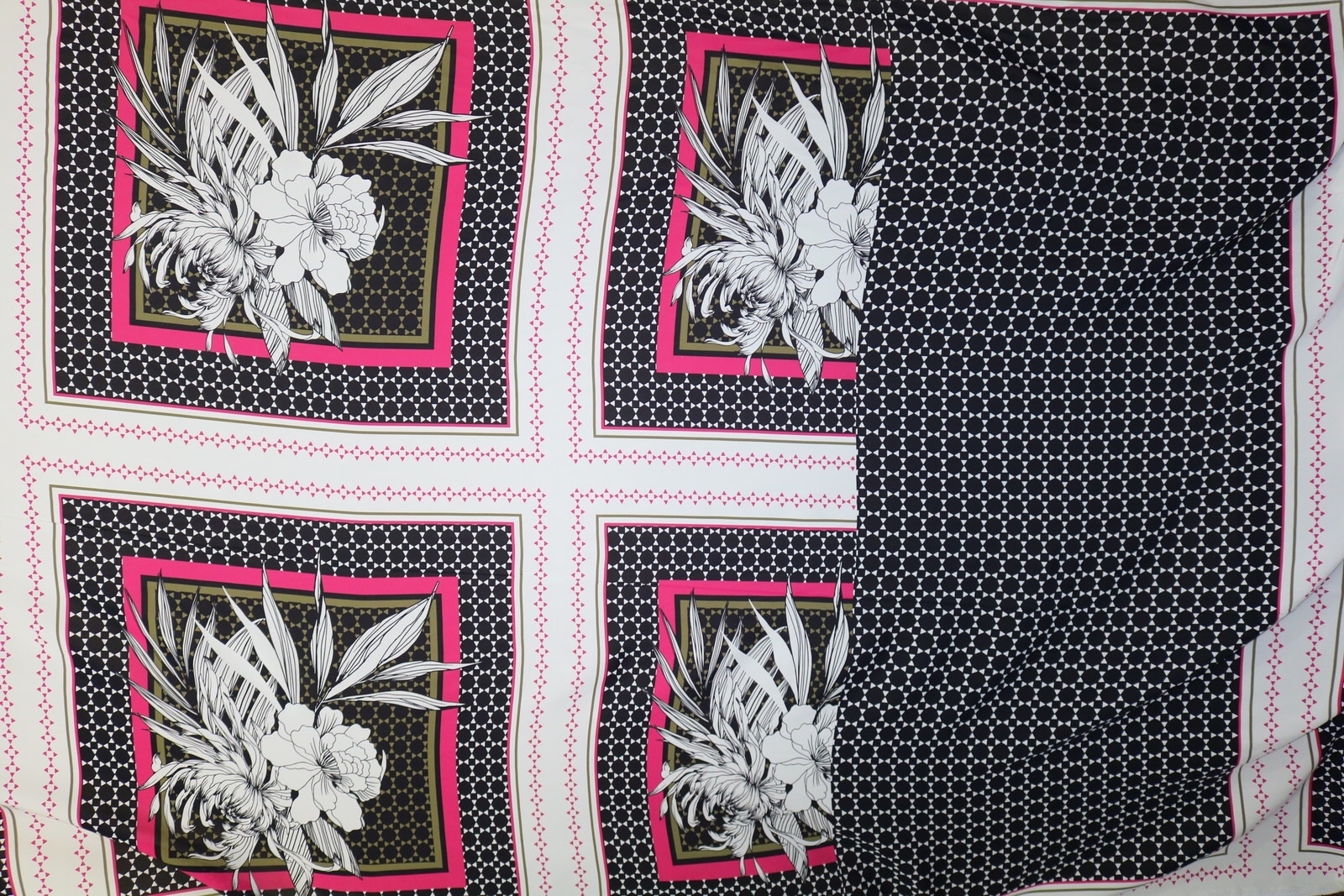 CREPE DE CHINE DE SEDA PURA ESTAMPADO QUADROS & FLORES & GRAVATARIAS